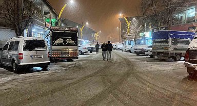 Hasköy'e mevsimin ilk karı yağdı