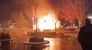 Hastane otoparkında 2 otomobilin küle döndüğü yangın anı kamerada