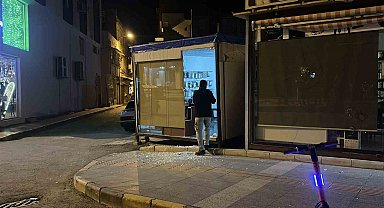 Hatay'da 6 araç ve 4 iş yerinin camlarını taşla kırdılar