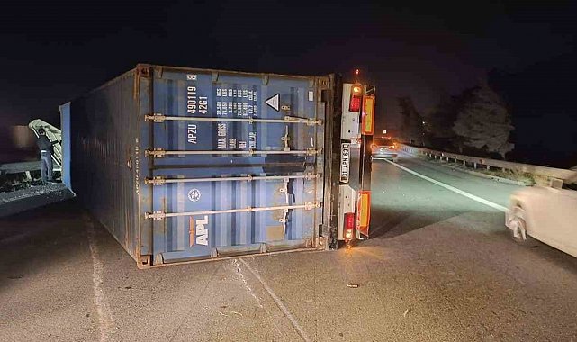 Hatay'da fırtına nedeniyle tırlar devrildi