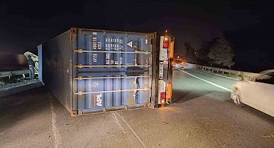 Hatay'da fırtına nedeniyle tırlar devrildi