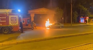 Hatay'da seyir halindeki otomobil alevlere teslim oldu