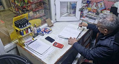 Hayırsever çift, mahalle bakkalındaki 230 bin liralık veresiye borcunu ödeyerek 50 ailenin borcunu sildi