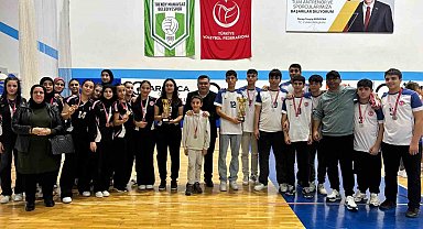 Hem öğrenci, hem okul müdürü olarak voleybolda kupalar kaldırmayı başardı