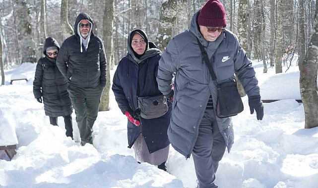 Hem teleferiğe bindiler hem de bembeyaz örtü üstünde kar topu savaşı yaptılar