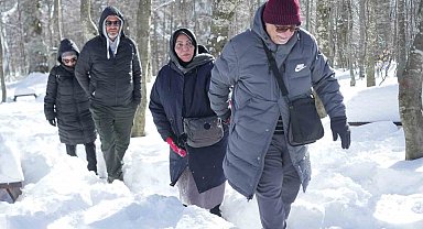 Hem teleferiğe bindiler hem de bembeyaz örtü üstünde kar topu savaşı yaptılar