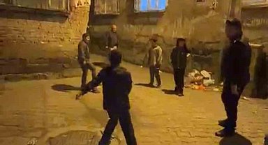 Hendek ve çatışmalarla gündeme gelen Sur'da polis ve çocuklar gece saatlerinde top oynadı