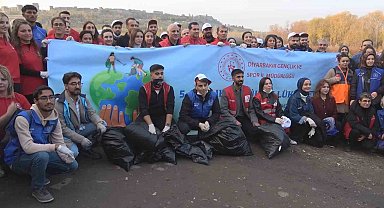 Hevsel Bahçeleri'nde çevre temizliği etkinliği