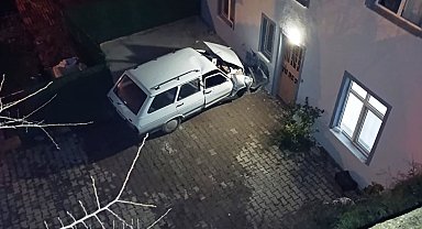 Hisarcık'ta otomobil evin duvarına çarptı: 1 ölü, 1 yaralı