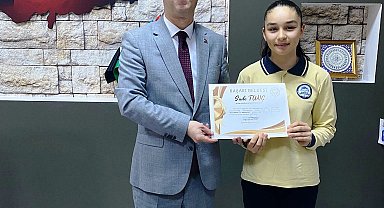 Hisarcık'ta şiir yarışmasında il birincisi olan öğrenci ödüllendirildi