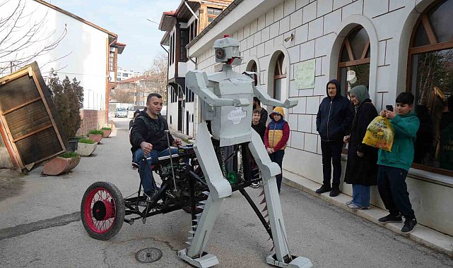 Hurda malzemelerden robot yaptı: Gören telefonuna sarılıyor