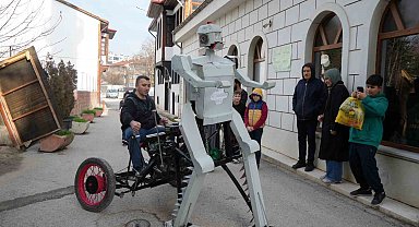 Hurda malzemelerden robot yaptı: Gören telefonuna sarılıyor