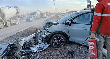 Hurdaya dönen araçtan yaralı kurtuldu