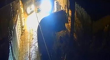 Husumetlisinin park halindeki aracına zarar verdi