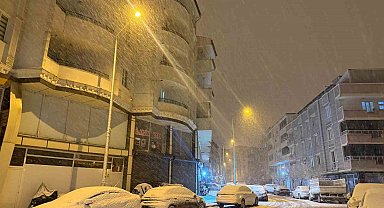 Iğdır'da kar yağışı şehir merkezini beyaza bürüdü