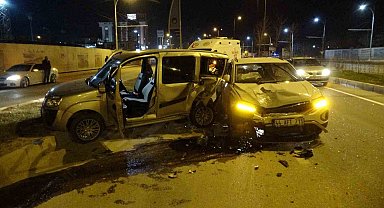 İki aracın kullanılamaz hale geldiği kazayı burunları bile kanamadan atlattılar