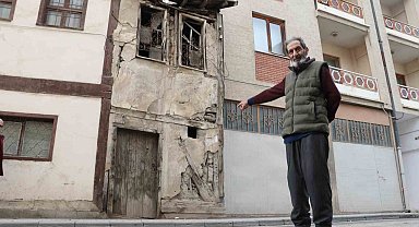 İki bina arasında sıkışan 2 metre enindeki metruk ev dikkat çekiyor