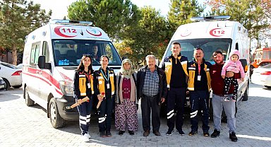 İki kez hayatını kurtaran sağlık çalışanlarını her fırsatta ziyaret ediyor