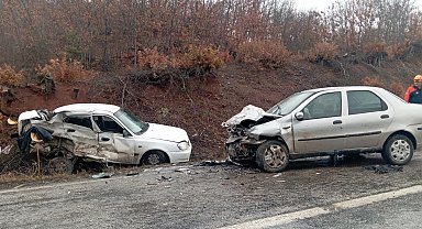 İki otomobil kafa kafaya çarpıştı: 1 ölü, 1'i ağır 2 yaralı