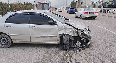 İki otomobilin çarpıştığı kaza anı kamerada: 1 yaralı