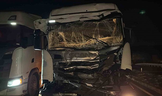 İki tır ve otomobilin çarpıştığı kazada bir kişi yaralandı