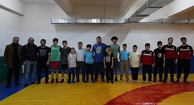 İl Müdürü Demir, güreşçilerle mindere çıktı