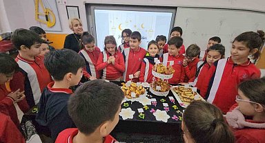 İlkokul öğrencileri sınıfta Regaip Kandili kutlaması yaptı