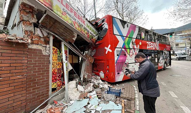 İmdat freni boşalan öğrenci otobüsü manava daldı...