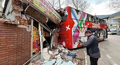 İmdat freni boşalan öğrenci otobüsü manava daldı...