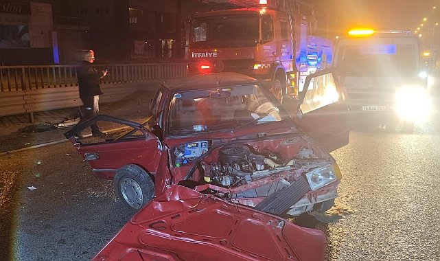 İnegöl'de kontrolden çıkan otomobil bariyerlere çarptı, 1'i ağır 2 kişi yaralandı