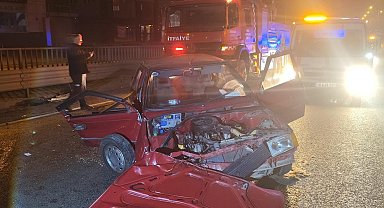 İnegöl'de kontrolden çıkan otomobil bariyerlere çarptı, 1'i ağır 2 kişi yaralandı