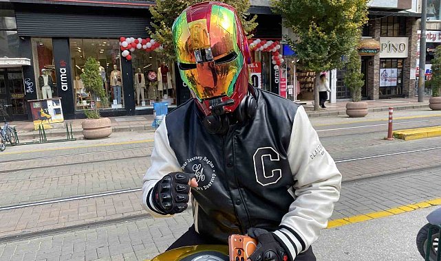 İron-Man kaskı ile dolaşan motosikletli dikkat çekiyor