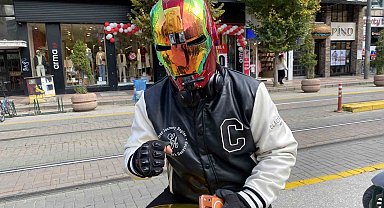 İron-Man kaskı ile dolaşan motosikletli dikkat çekiyor