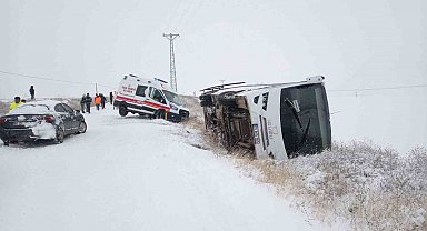 İşçi servisi devrildi, yardıma giden ambulans kara saplandı