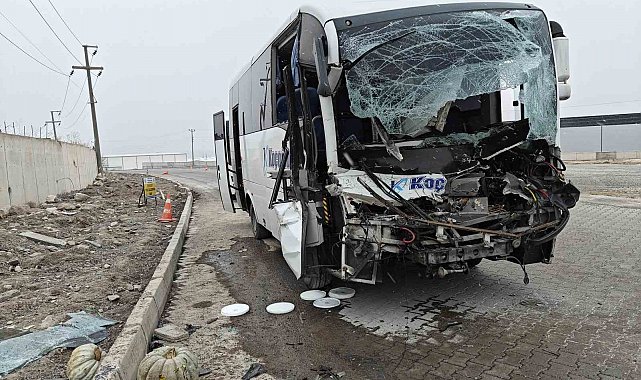 İşçi servisi tır dorsesine arkadan çarptı: 22 yaralı