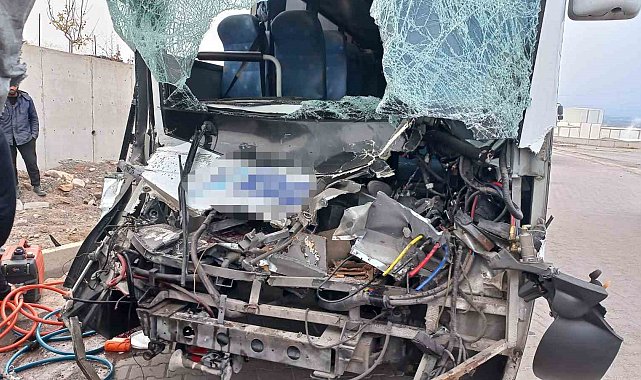 İşçi servisi tıra arkadan çarptı: Çok sayıda yaralı var