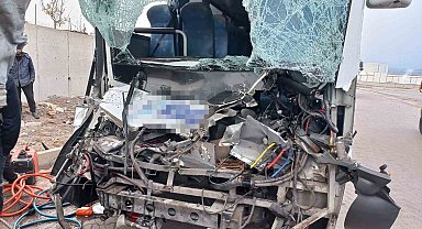 İşçi servisi tıra arkadan çarptı: Çok sayıda yaralı var