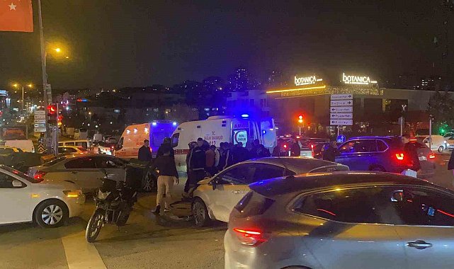 Işık ihlali yapan otomobil, iki motosiklete çarptı: 2 yaralı