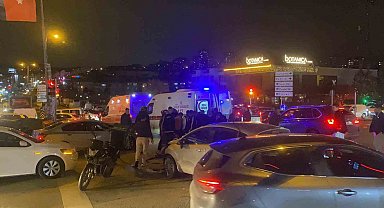 Işık ihlali yapan otomobil, iki motosiklete çarptı: 2 yaralı