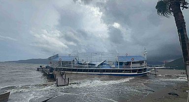 İskeleye çarparak karaya oturan tekne için kurtarma çalışmaları başladı