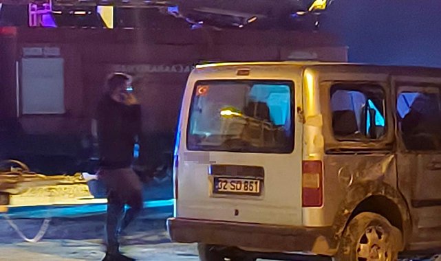 Isparta'da kontrolden çıkan hafif ticari araç devrildi: 2 yaralı