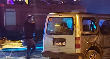 Isparta'da kontrolden çıkan hafif ticari araç devrildi: 2 yaralı