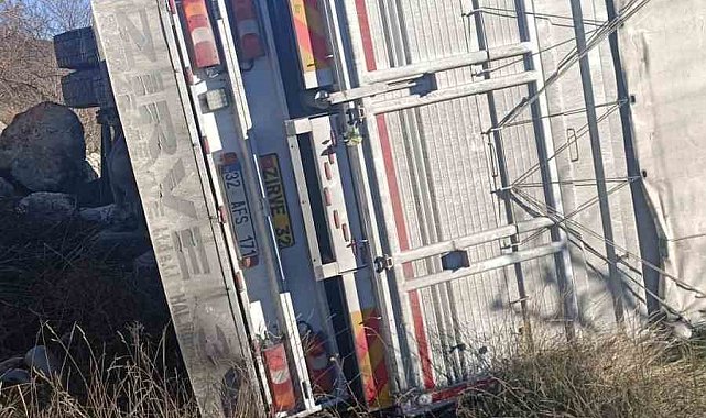 Isparta'da kontrolden çıkan kamyon şarampole devrildi, sürücü yaralandı