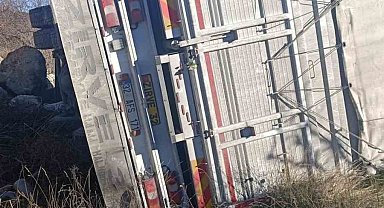 Isparta'da kontrolden çıkan kamyon şarampole devrildi, sürücü yaralandı