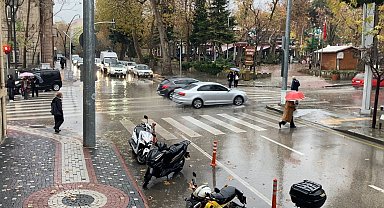 Isparta'da sağanak yağış etkisini arttırdı: Yollarda su birikintileri oluştu