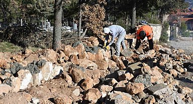 Isparta'da yıkılan mezarlık duvarı yeniden yapıldı
