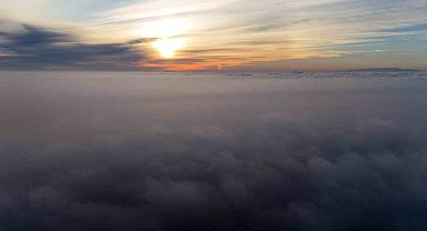 İstanbul sisle kaplandı, bulutların üstünde kartpostallık manzaraları görüntüledi