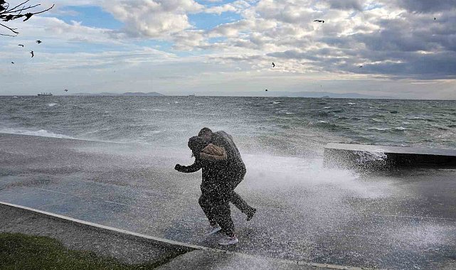 İstanbul'da dev dalgalara aldırış etmeden fotoğraf çekildiler