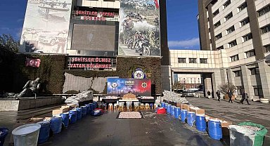 İstanbul'da ele geçirilen 1 ton 144 kilo uyuşturucu emniyette sergilendi