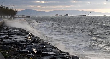 İstanbul'da fırtına etkili oluyor: Dalgalar sahili dövdü